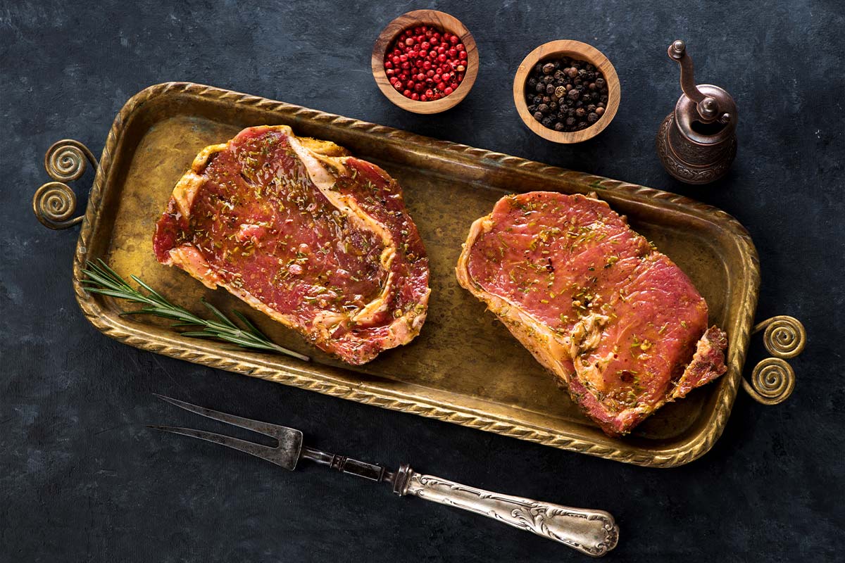 Saftig marinierte Steaks mit Gewürzen