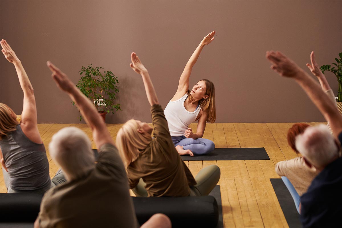 Leute machen gemeinsam Yoga