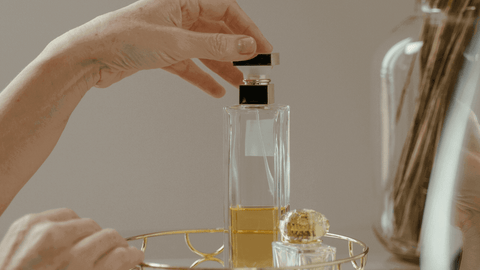 choosing Asēdos perfume