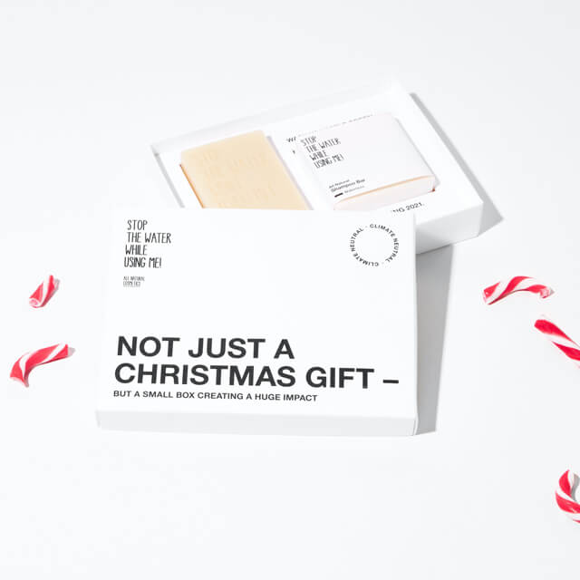 Not a Christmas Kit - geöffnete Geschenkbox mit Zuckerstangen drumherum