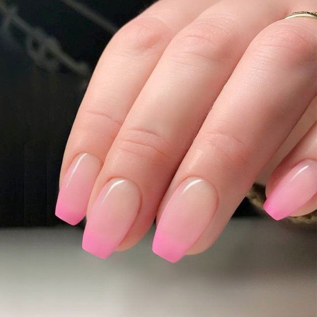 Với Gradient pink short ballerina press on nails, bạn sẽ cảm thấy tự tin, tươi trẻ và cá tính. Sản phẩm có thiết kế đẹp mắt và tiện dụng, giúp bạn dễ dàng thay đổi phong cách mà không cần đến thợ làm nails.