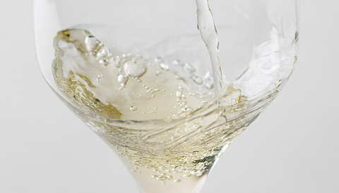 white wine pour