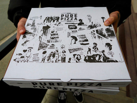 Pure Pizzan laatikko omalla painatuksella tarjoilijan käsissä