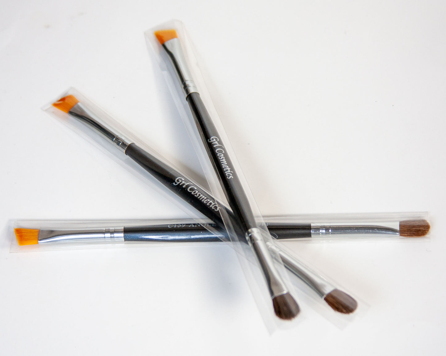 Rất nhiều loại makeup brush khác nhau được sử dụng trong makeup. Hãy xem tutorial của chúng tôi để tận hưởng trải nghiệm tuyệt vời của việc sử dụng những loại brush phù hợp nhất!