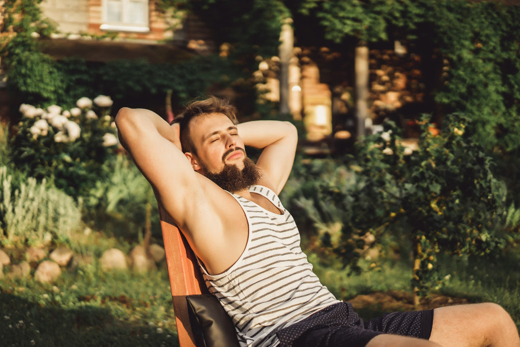 Mann genießt Sonne in Stuhl