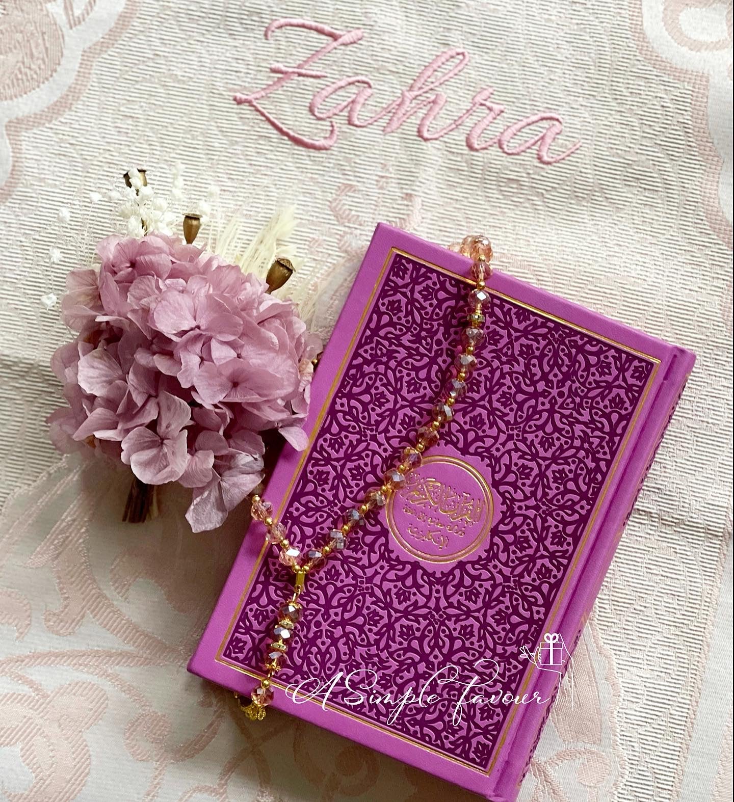 Rainbow Quran gift set là một sản phẩm tuyệt vời để bạn dành tặng cho người thân, bạn bè trong dịp lễ trọng đại này. Hãy cùng khám phá những trang sách đầy màu sắc, đặc biệt và ấn tượng nhất từ bộ sưu tập này.