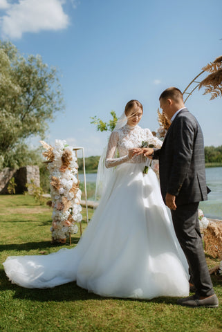 Summer-wedding-ceremony-flower-pillar