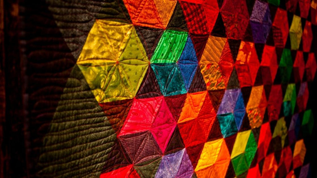 A beautiful quilt with many vibrant colors.