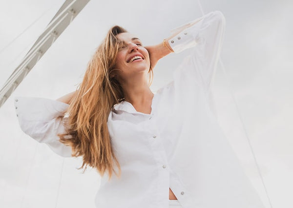 femme en extérieur souriant