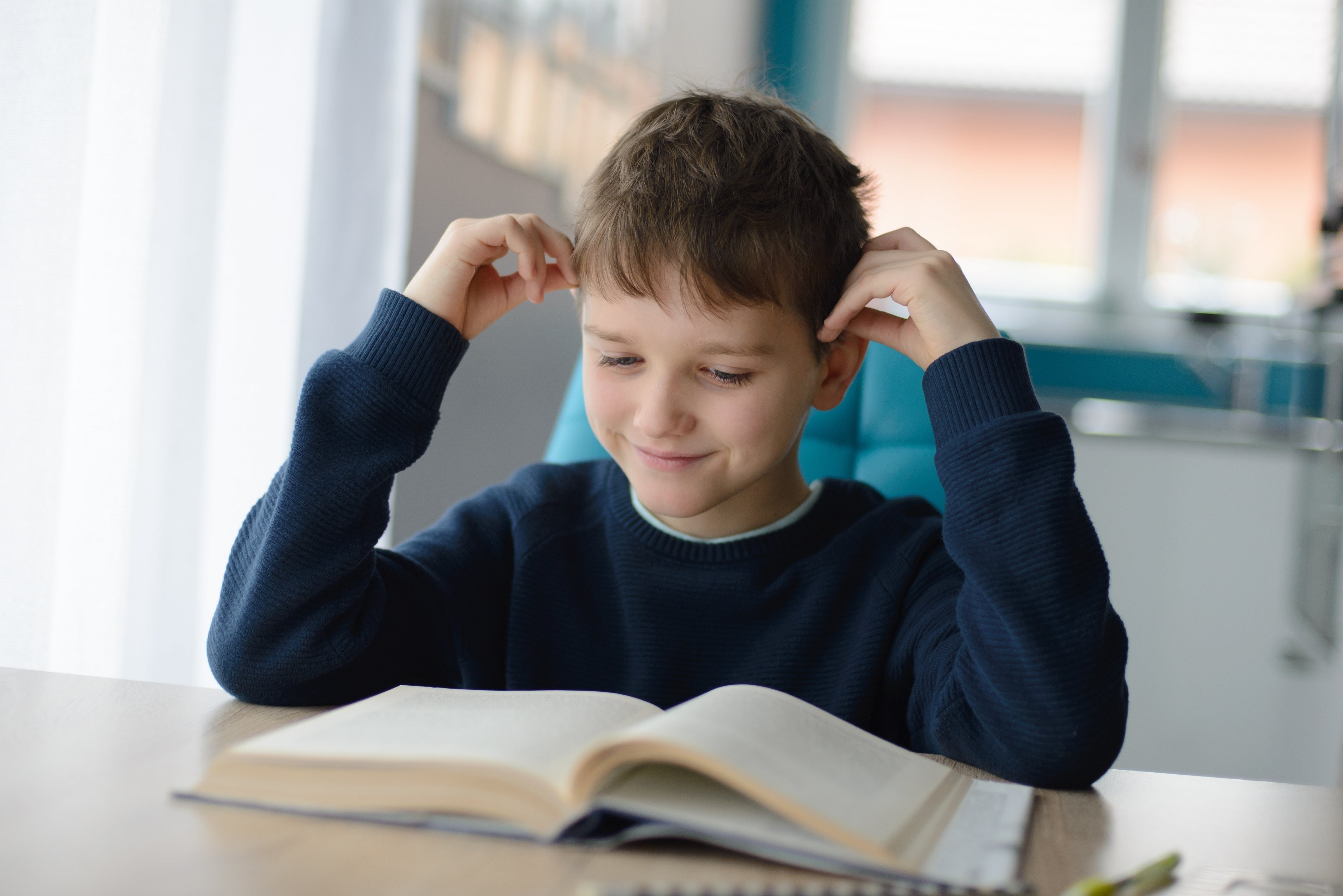 В 11 лет мальчик что делает. Мальчик делает литературу. Do his homework фото часы. Child not doing his homework.