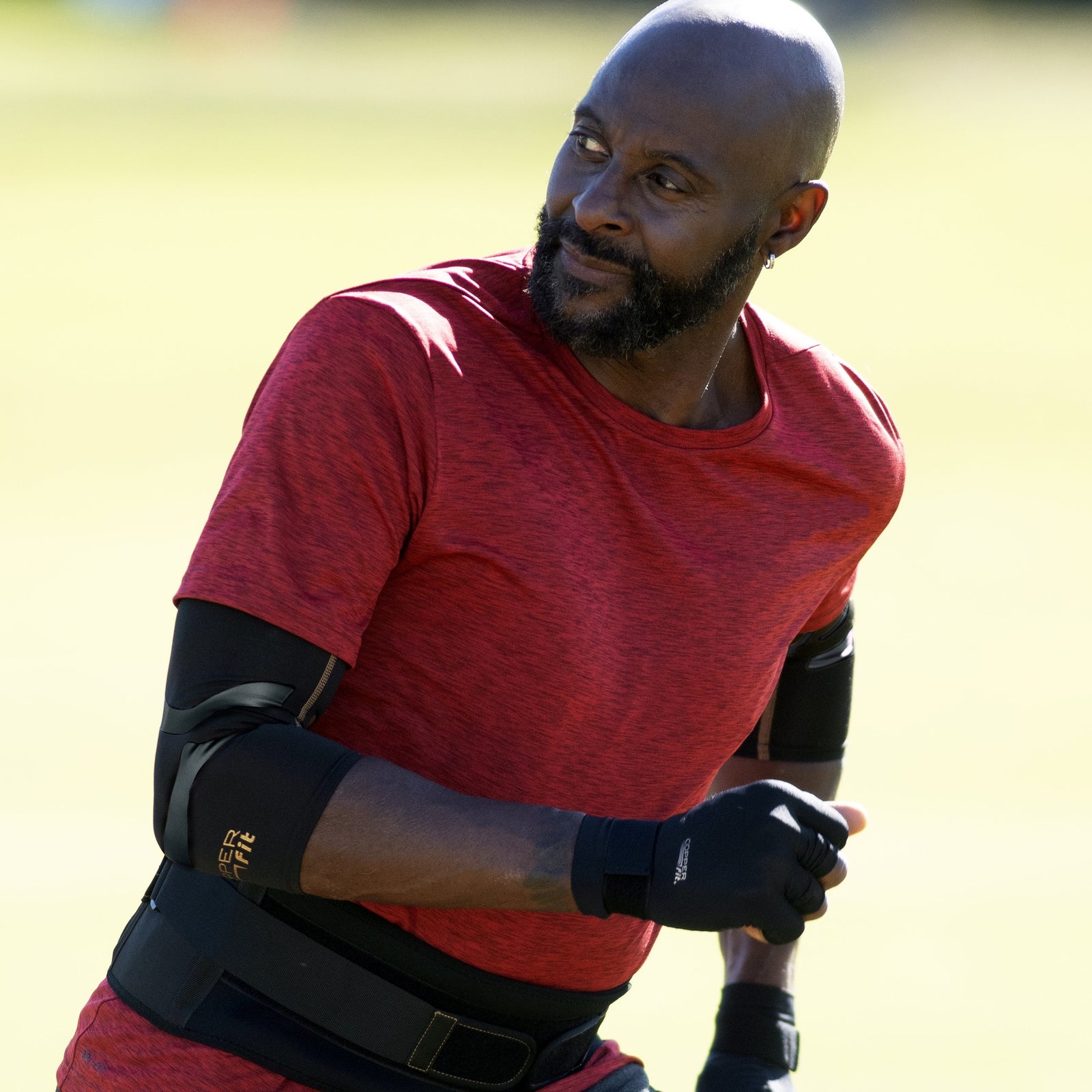 https://cdn.shopify.com/s/files/1/0578/3938/6778/products/PRO-Elbow-sleeve-Jerry-Rice_1_1600x.jpg?v=1662129861