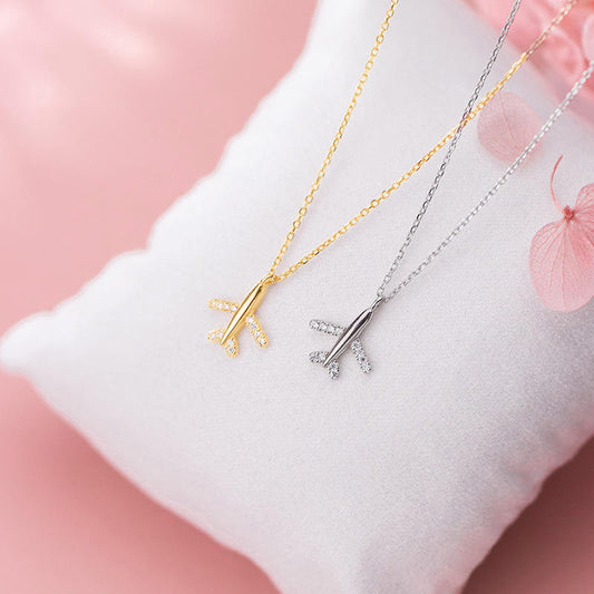 Plane Necklace continues the exploration journey of the 2021 Autumn/Winter  show, for the polished airplane shape pendant engraved Monogram flowers and  classic letters, and then lacquer light effect _ jewelry _ fashion