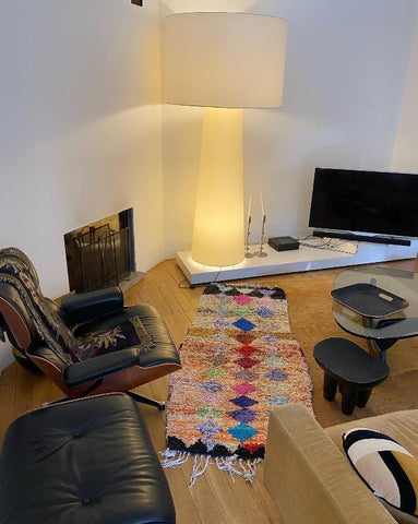 tapis boucherouite dans un salon fort bien meublé