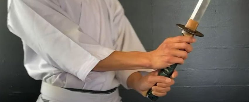 how to hold a katana