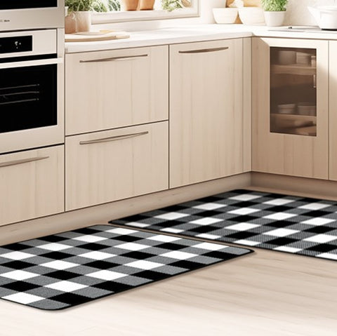 Black and white plaid mats are a very classic match in the home