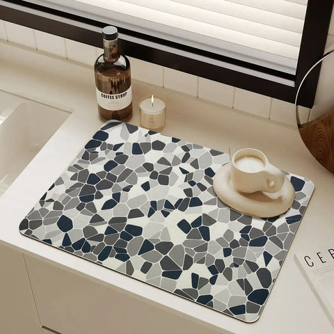 The marbled coffee mat can also be used to drink milk in the morning