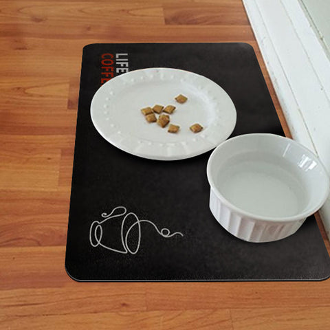 Bowls and plates with cat food are placed on the Matace pet feeding mat.