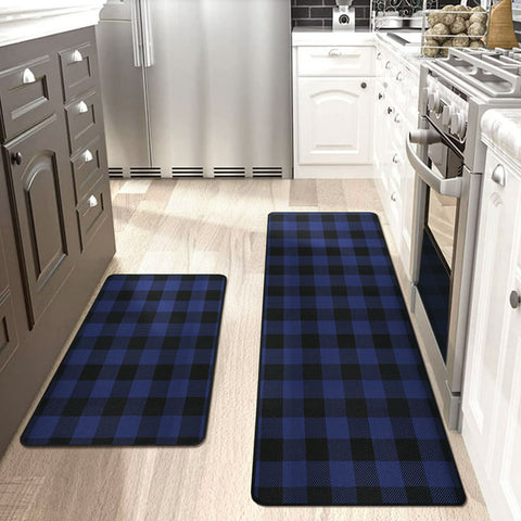 Matace Buffalo Plaid kitchen rug is laid out in the hallway of the modern style L-shaped kitchen.