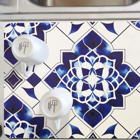 Some cups are placed on Matace dish drying mats, the pattern on them is blue and white porcelain, very beautiful.