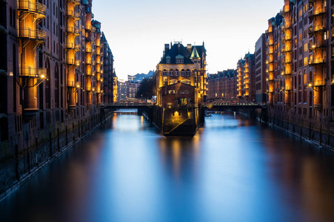 Bild der Hamburger Speicherstadt zur Blauen Stunde