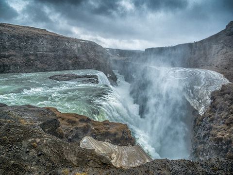 Beeindruckender Wasserfall in Island