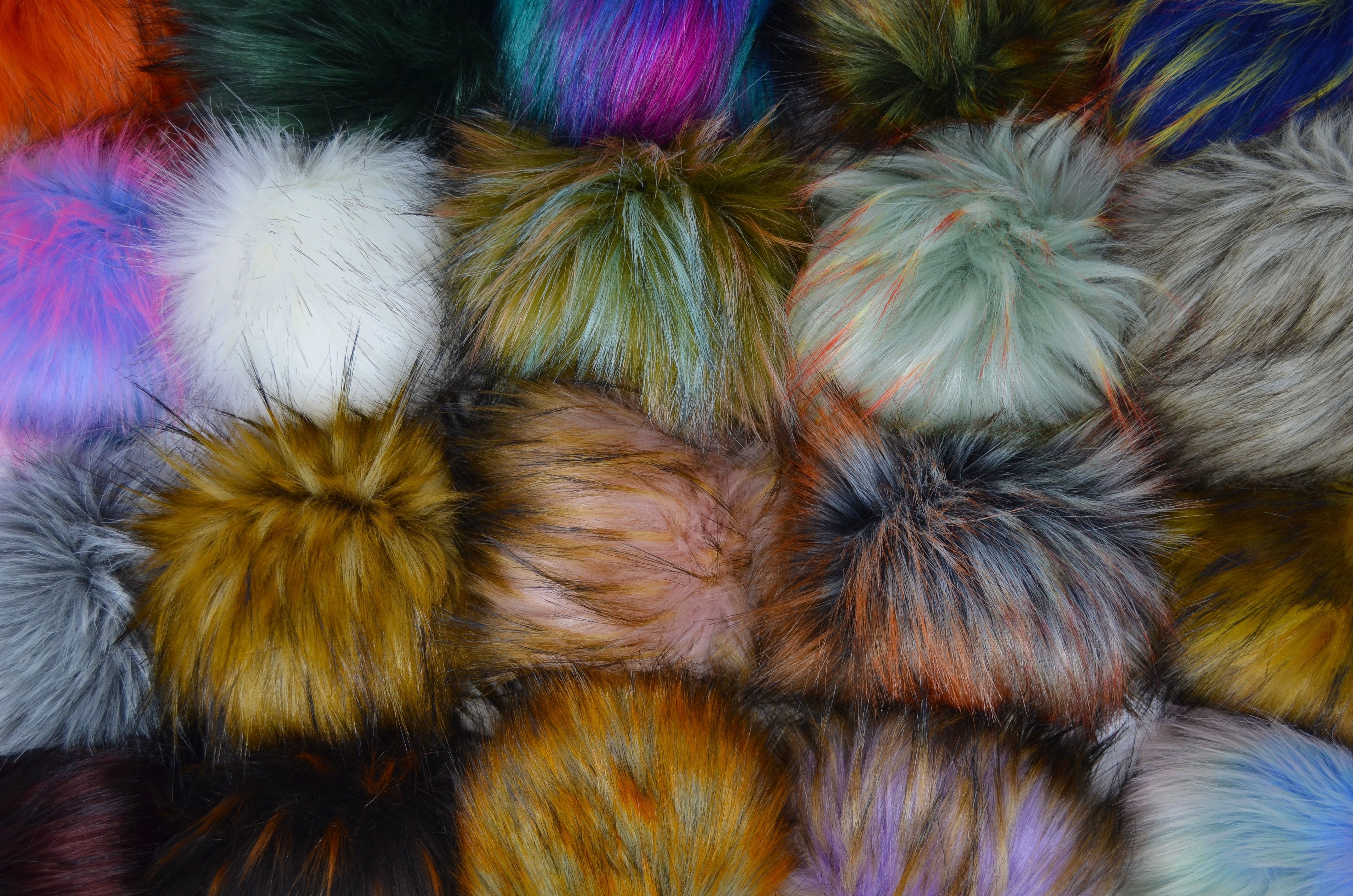 MOSSY luxury faux fur pom pom