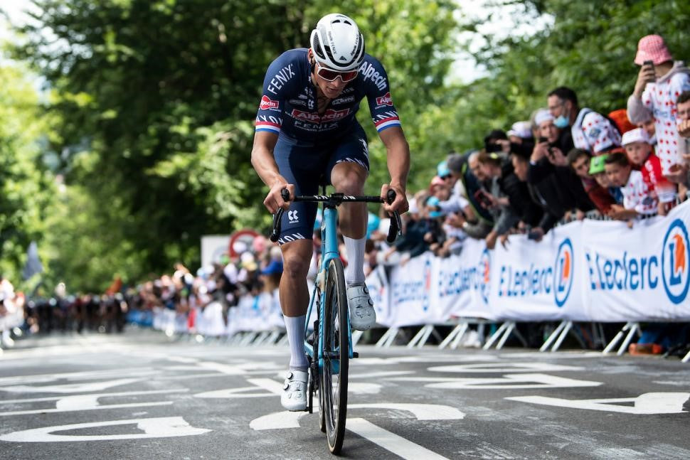 Pro cyclist at the finish line: our tips on how to equip yourself