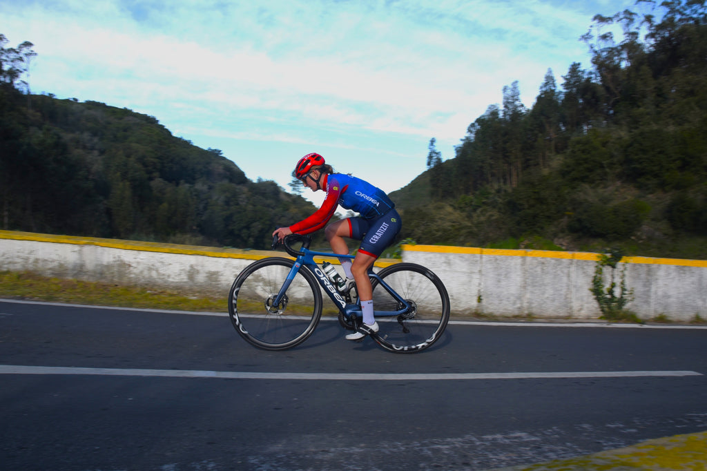 Cédrine Kerbaol avec le maillot de son équipe Ceratizit