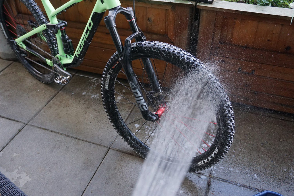 Cleaning the wheels, rims and mountain biking tires after use