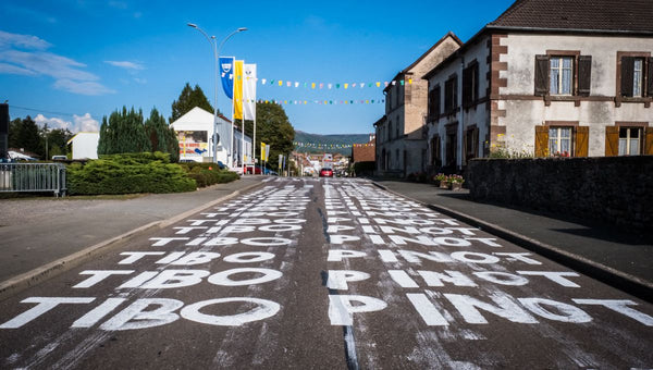 Inscriptions des supporters de Thibaut Pinot sur la route lors du passage du Tour de France à Melisey en 2020