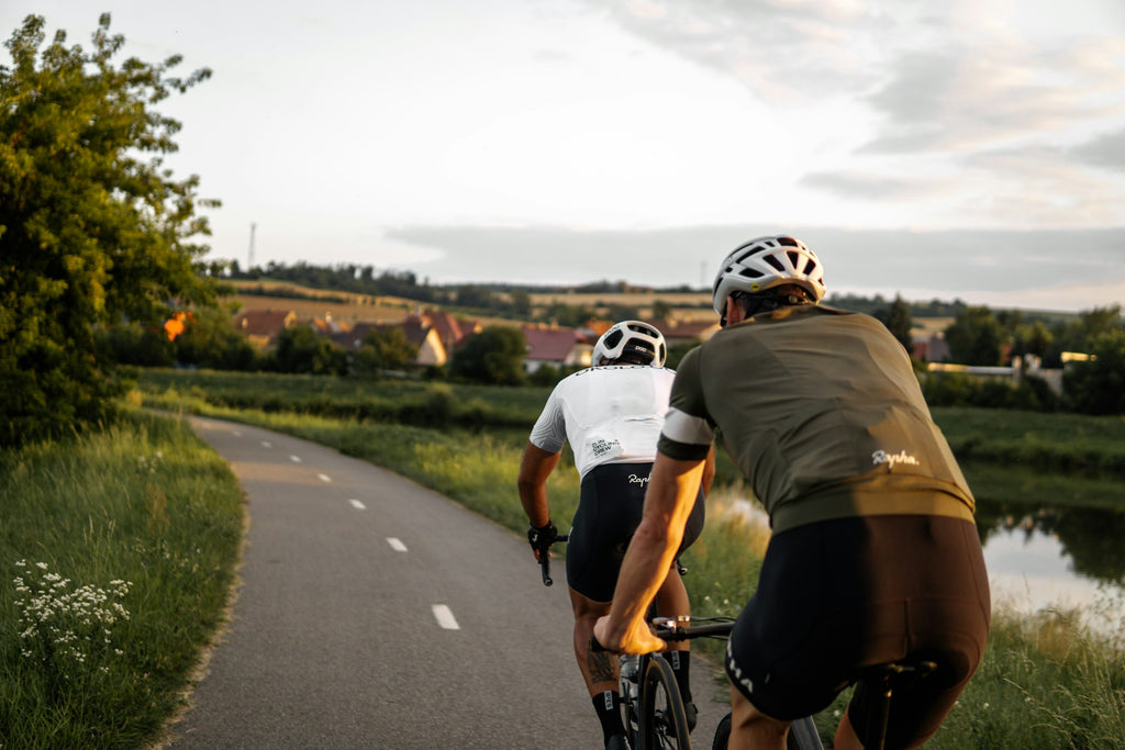 ciclistas en bicicletas de carretera