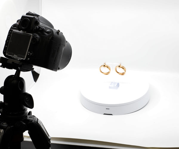 Taking 360 photo of golden hoop earring with Foldio3 and Foldio360 Turntable with DSLR camera