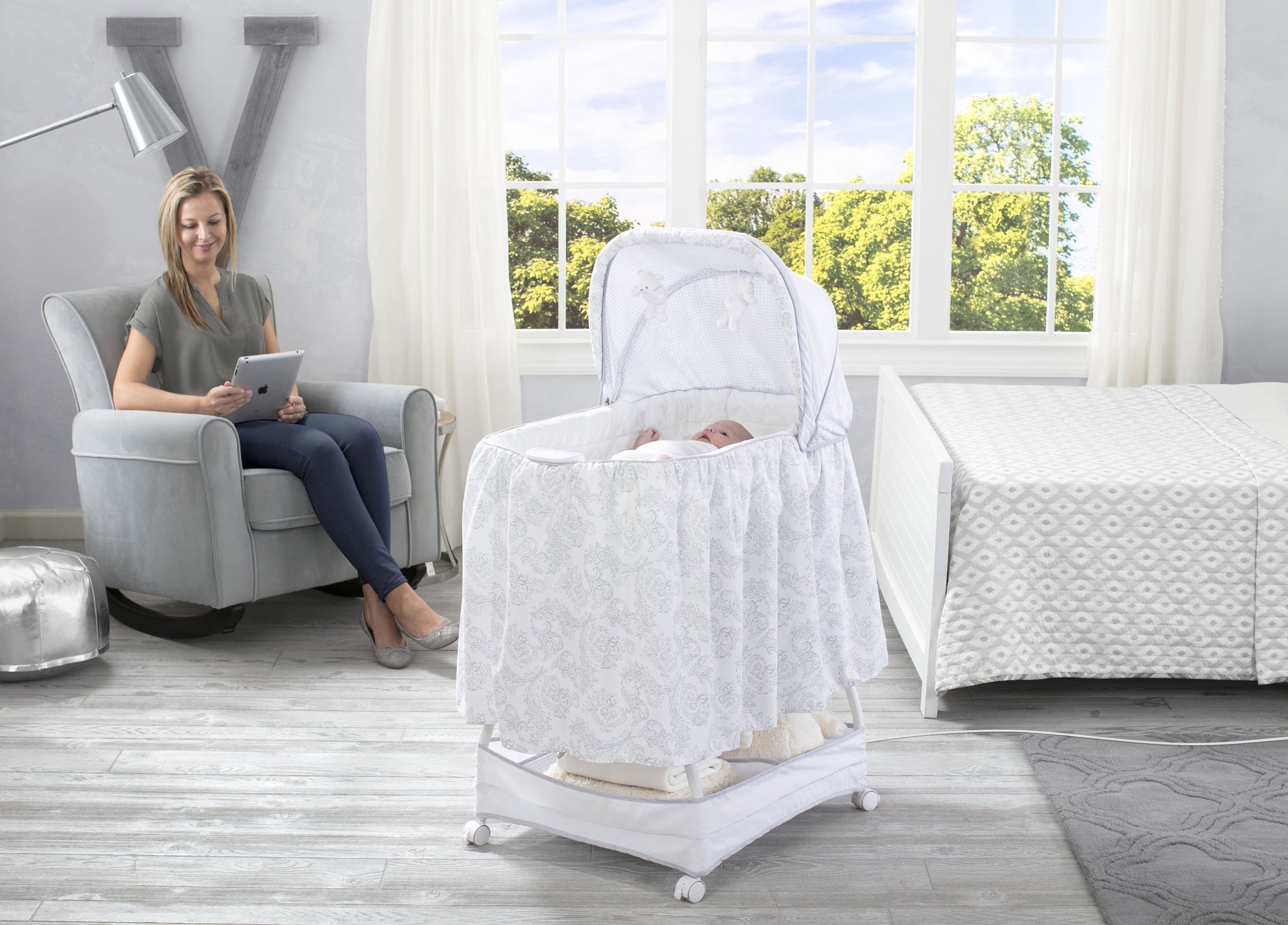 automatic gliding bassinet