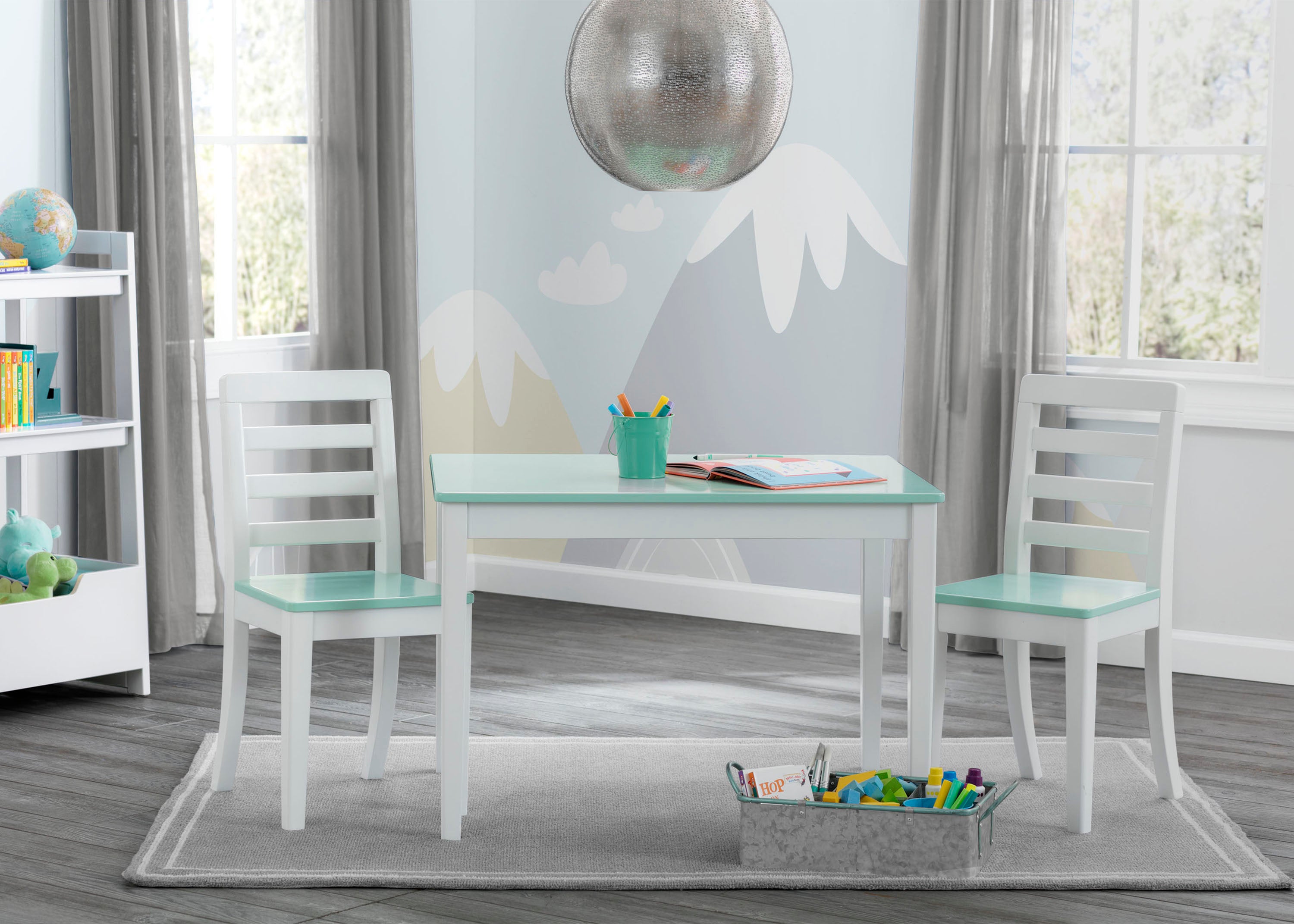 delta children gateway table and 2 chairs set