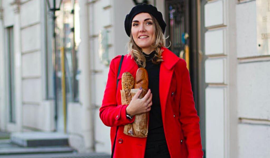 Femme élégante avec béret noir et manteau rouge