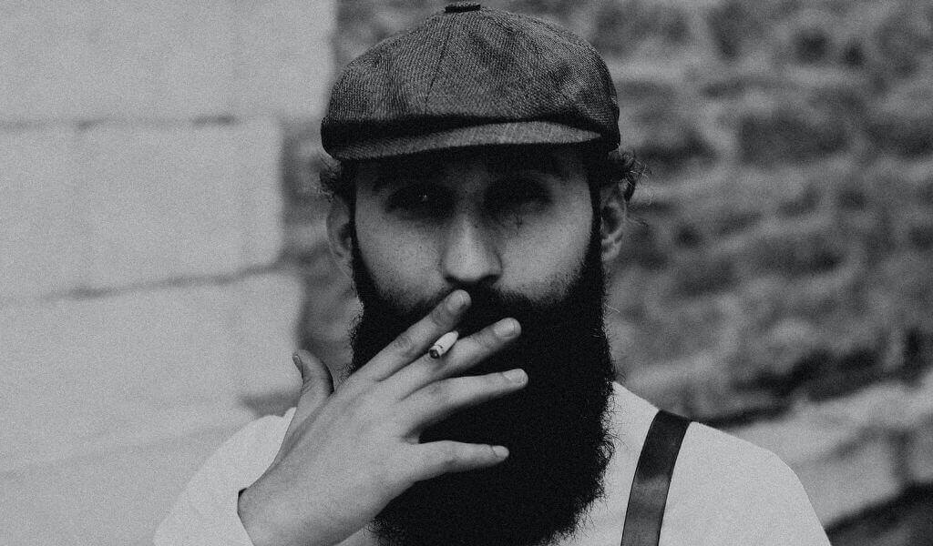 Homme avec une longue barbe et un style vintage 