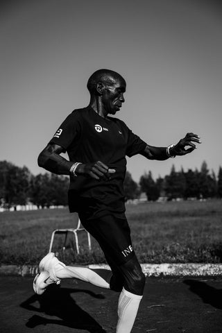 Elliud Kipchoge entrenando con su reloj para correr COROS Pace 3