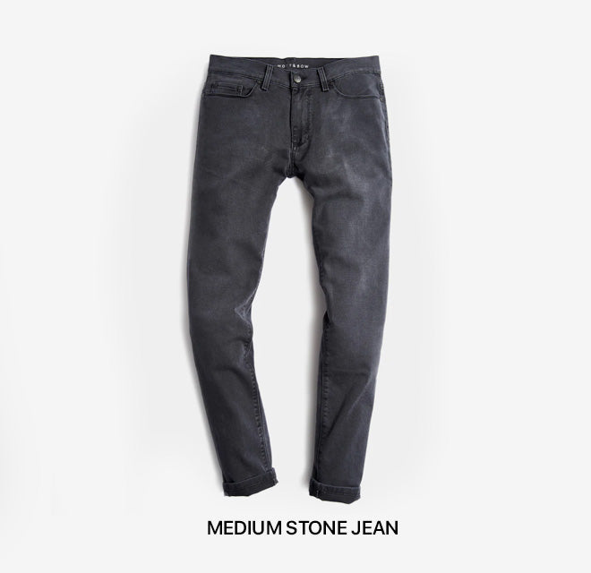 Un par de jeans gris medio para hombre.