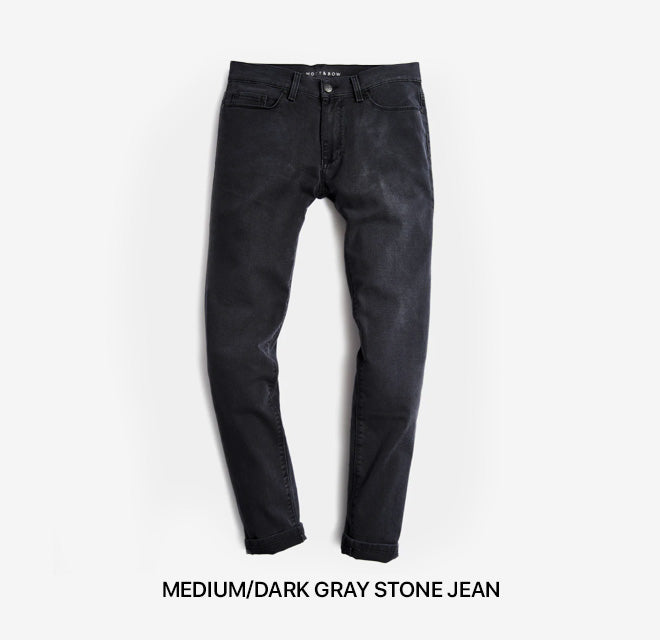 Un par de jeans gris oscuro para hombre.