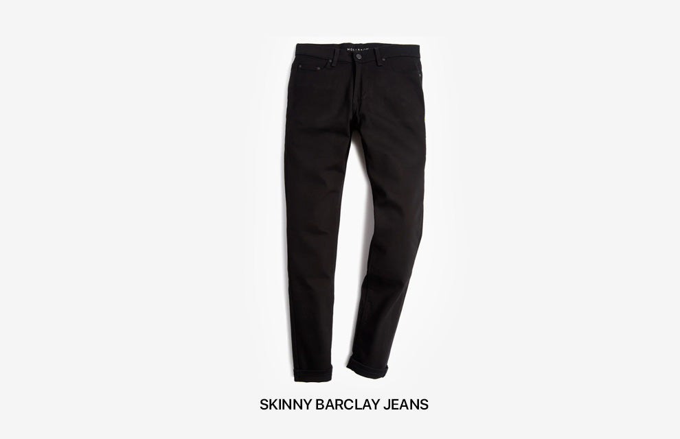 Une paire de jeans skinny noirs pour hommes
