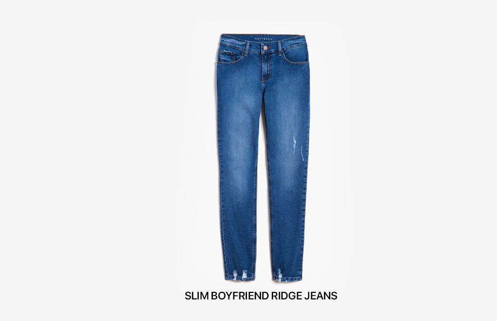Un par de jeans boyfriend ajustados para mujer.