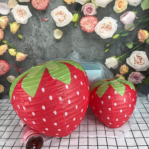 Ilumine sua festa com a magia do morango com nossa lanterna de papel em forma de morango 3D. Perfeita para decorações de festa com tema de morango na primavera