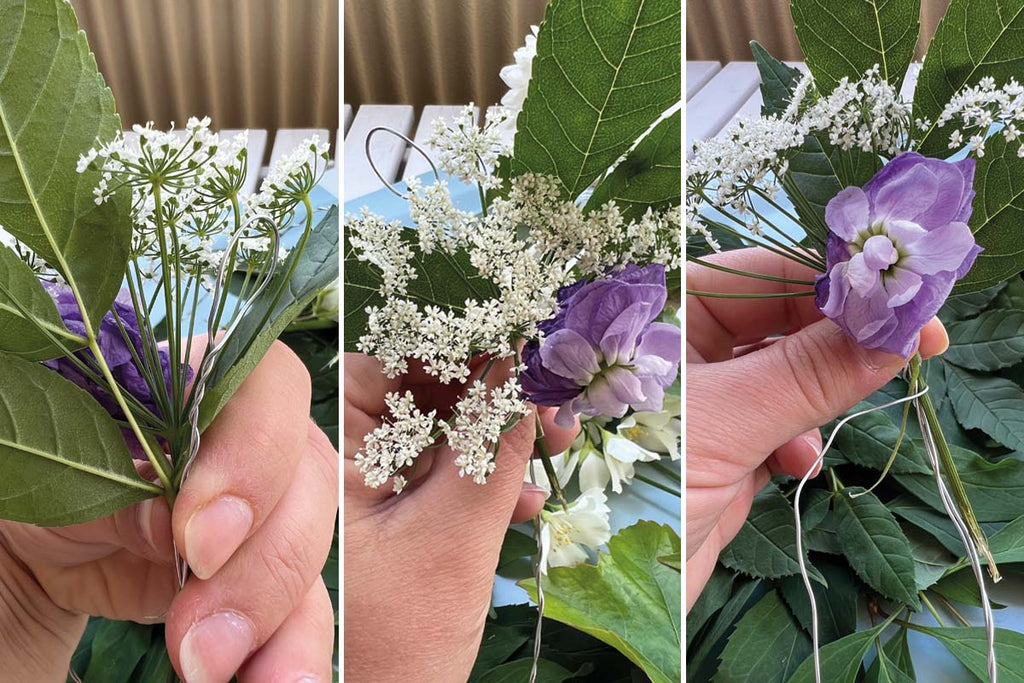 Tre bilder med vitt emellan som visar hur man sätter en blombukett för att göra en midsommarkrans. Öglan ska inte täckas av blomman men man ska jobba bort från öglan.