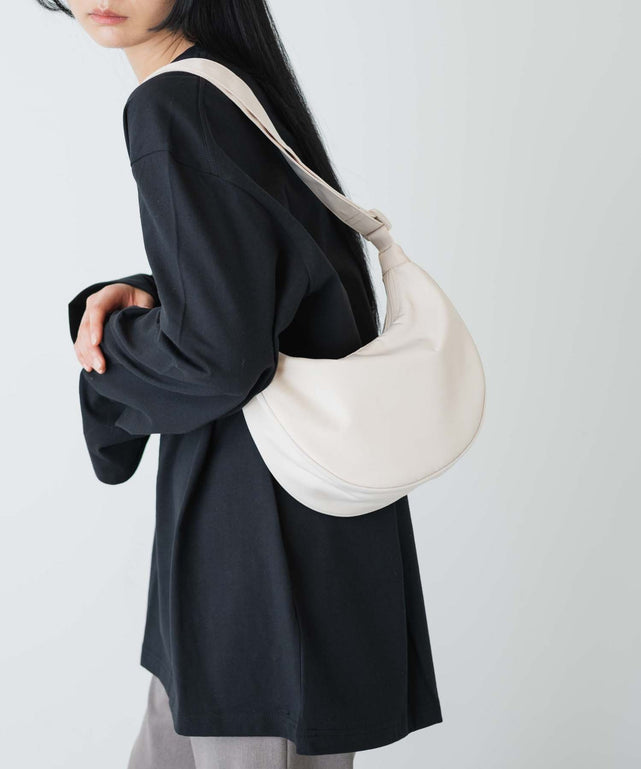 贅沢屋の CTHY BIG HALF MOON SHOULDER BAG ブラック compoliticas.org