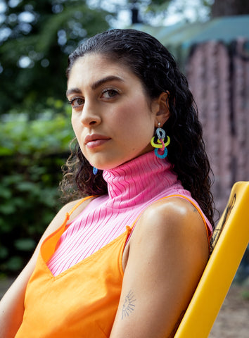 Femme avec les boucles d'oreilles colorées Femina par Atelier Chicoine