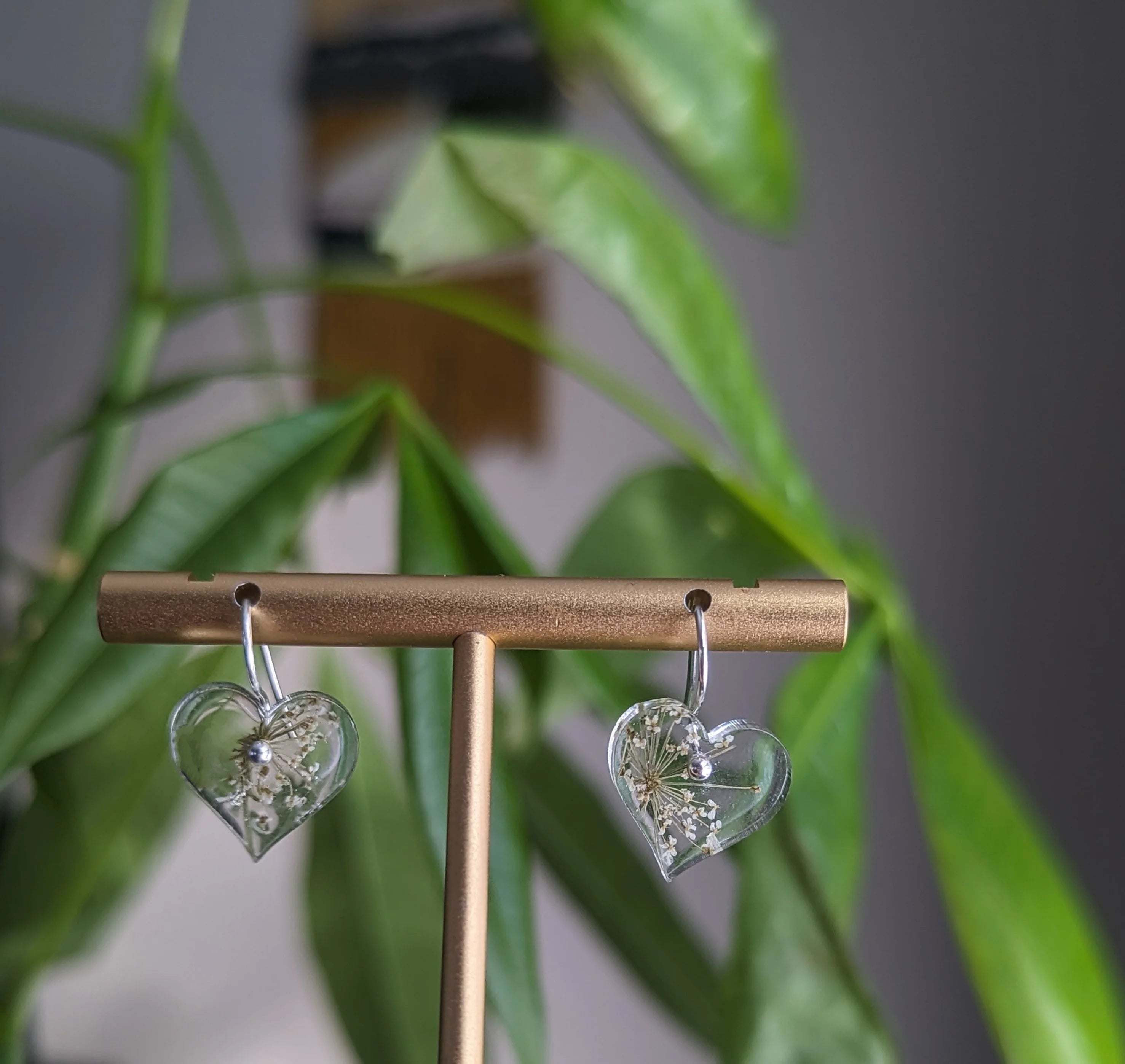 Sweet carrot flower heart earrings