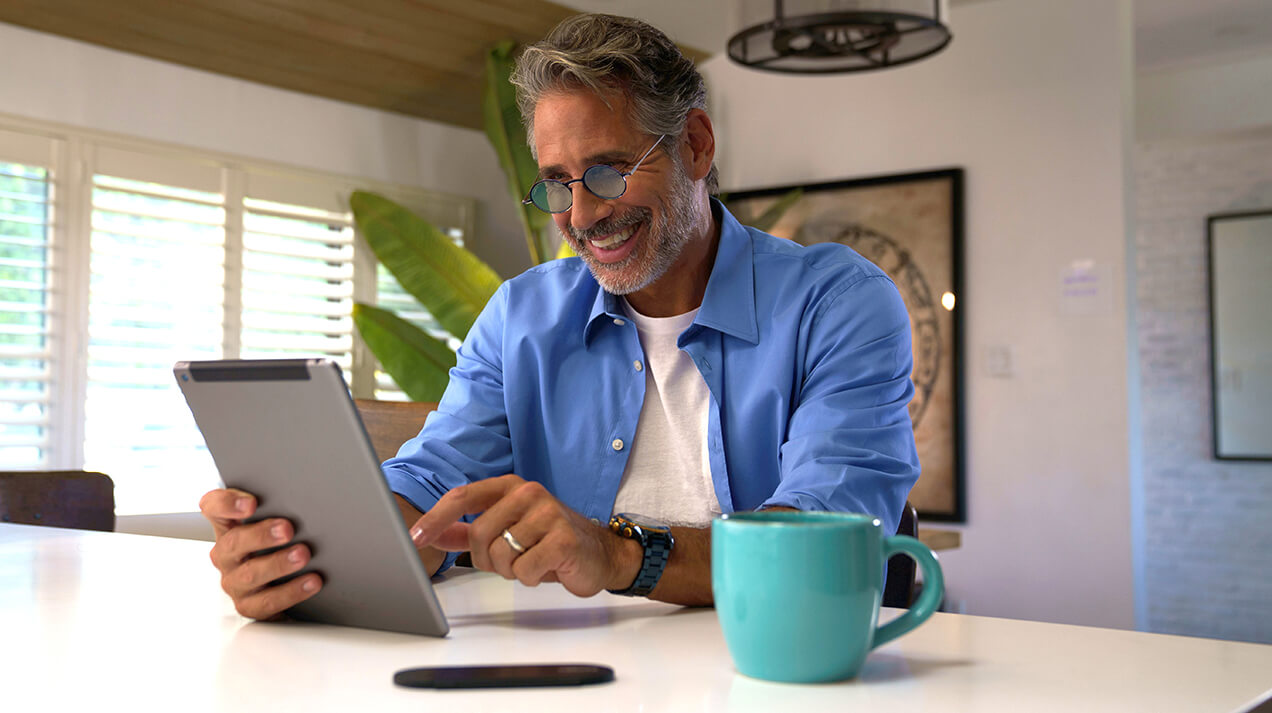 Man wearing Manhattan Blue Light Blocking Reading Glasses while reading on his tablet