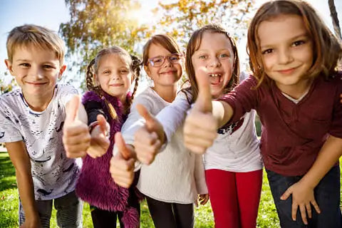 Niños felizes con mochilas con rueditas