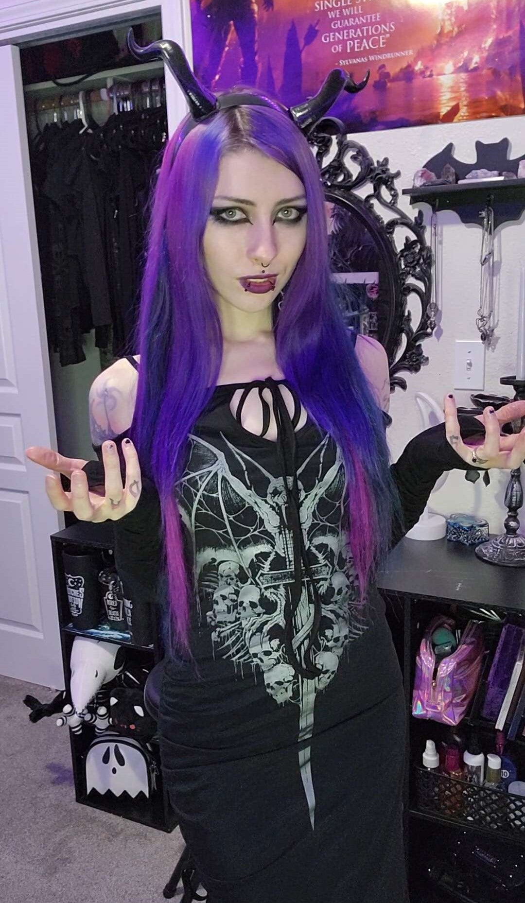 The combination of this dress and the demon horns is giving me major warlock / succubus vibes 💜🔥🖤

Dress from @shasilo_clothing 🦇🗡
Its called the 