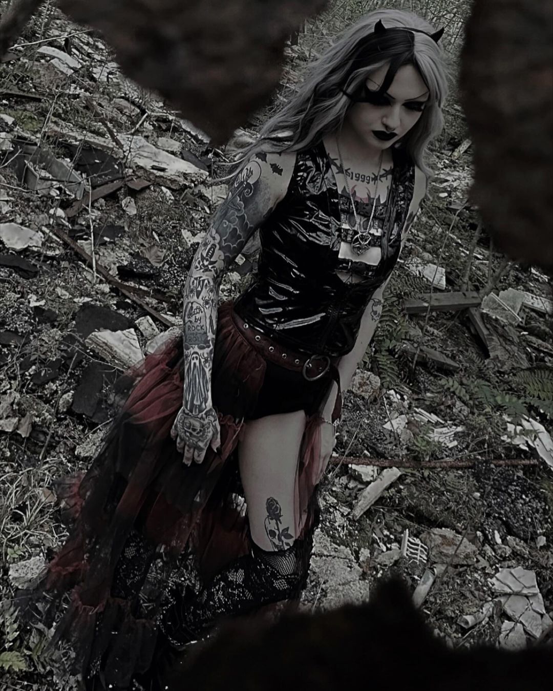 𝔢𝔵𝔭𝔩𝔬𝔯𝔢 𝔴𝔦𝔱𝔥 𝔪𝔢 🥀

Skirt: @shasilo_clothing
Top: @shasilo_clothing

#bodymods #girlswithbodymods #tattoos #girlswithtattoos #gauges #girlswithgauges #piercings 
#girlswithpiercings #lgbt🌈 #gothalternative #gothaesthetic #shasiloclothing #gothclothes